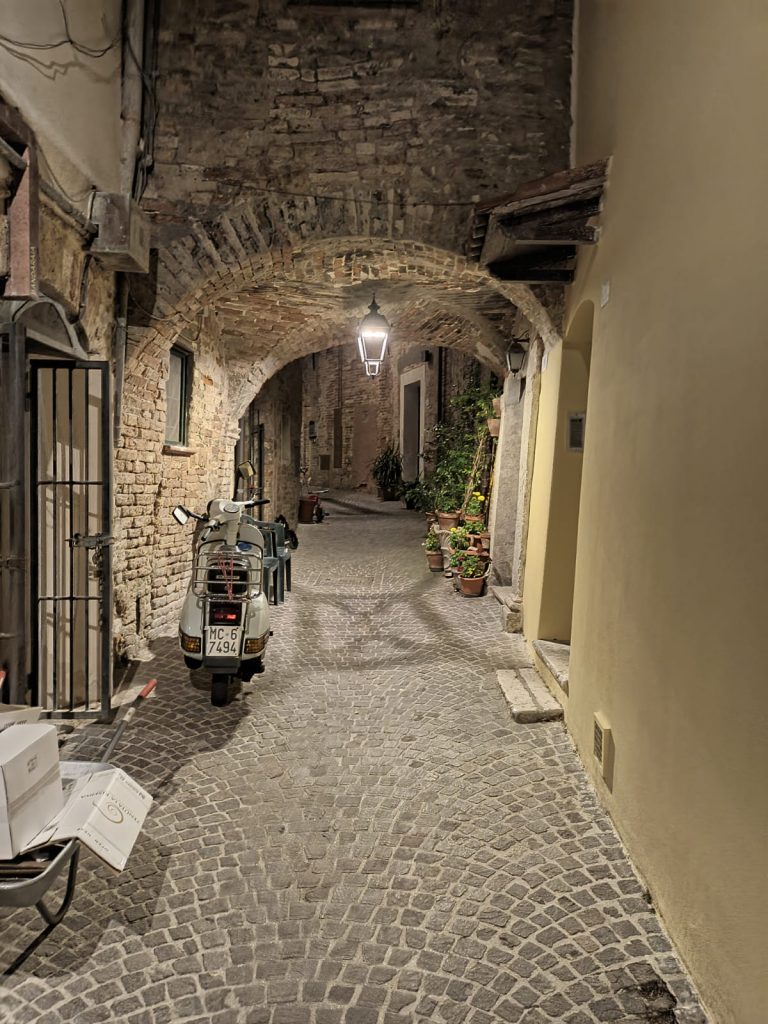 Centro storico Grottammare alta con i bambini